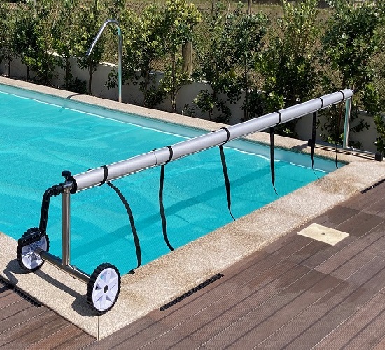 Enrolador Manual para Cobertura Isotérmica de Piscina Dispositivo metálico para enrolar capa de piscina com rodas junto a piscina