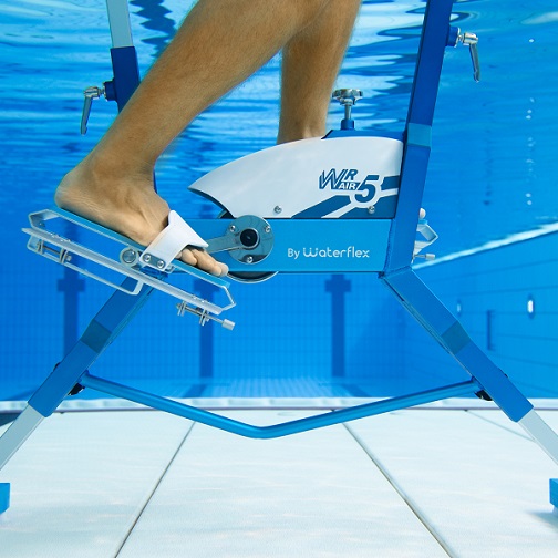 Aquabike Waterflex WR5 Air Bicicleta estática subaquática azul e branca em piscina com pessoa a pedalar