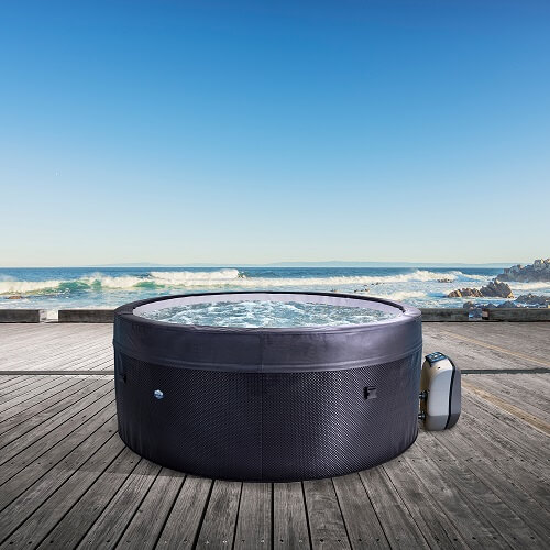 Spa Portátil Vita Banheira de hidromassagem exterior redonda preta na plataforma de madeira junto ao mar