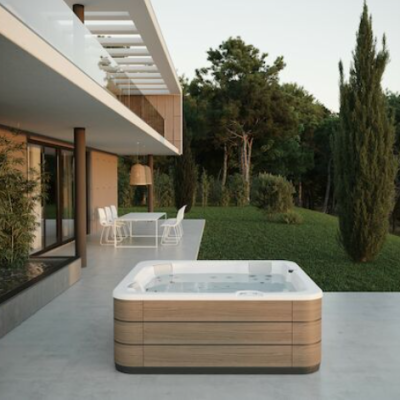 Banheira de hidromassagem exterior quadrada em madeira clara numa esplanada de cimento