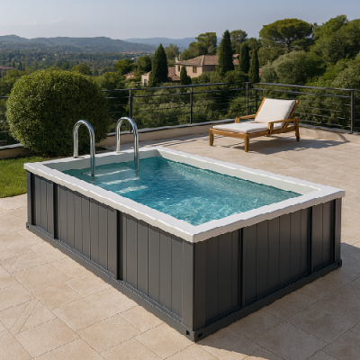 Piscina retangular sobre o solo com estrutura cinzenta e borda branca, espreguiçadeira e vista verde