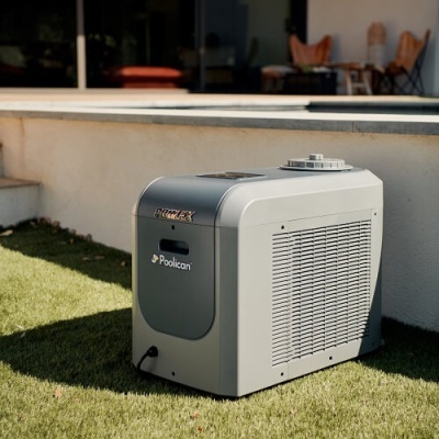 Equipamento Poolican para piscina cinza em relva junto a piscina e muro branco