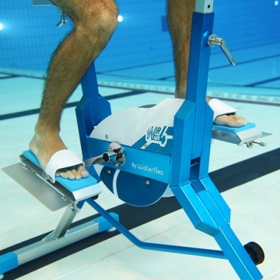 Máquina de exercício aquático azul e branco dentro de piscina com pessoa a usar.