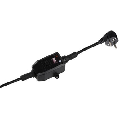 Cabo elétrico preto com ficha e caixa intermédia retangular