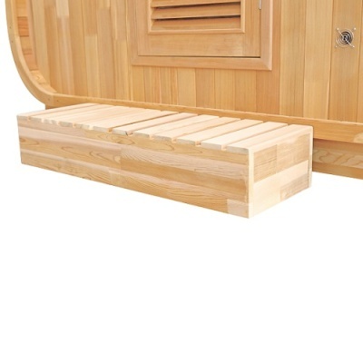 Banco de madeira clara com ripas horizontais junto a móvel de madeira