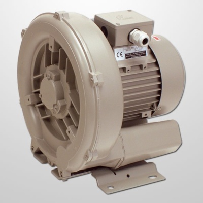 Bomba de ar industrial cinzenta com ventoinha e suporte metálico