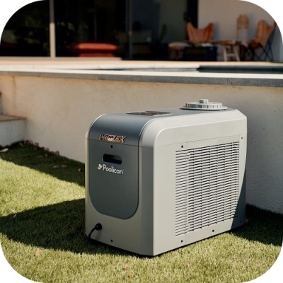 Unidade de piscina Poolcan cinzenta com detalhes pretos em relvado junto a piscina