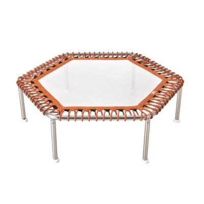 Trampolim hexagonal com estrutura metálica e borrachas elásticas laranja