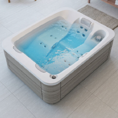 Banheira de hidromassagem retangular branca com estrutura cinza em madeira sintética