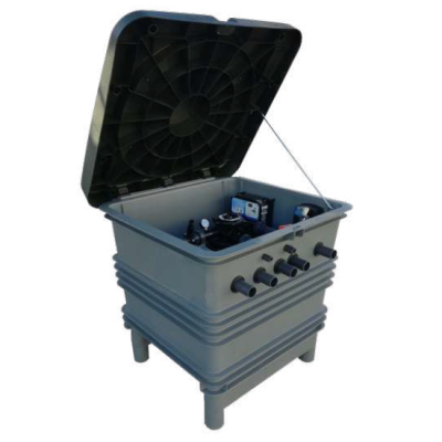 Caixa quadrada cinzenta com tampa preta aberta e dispositivos electrónicos no interior