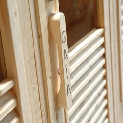 Porta de madeira clara com persianas horizontais e puxador com texto