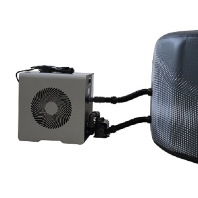 Unidade cinzenta com ventoinha e tubos ligados a objecto cinzento com padrão de pontos