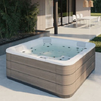 Banheira de hidromassagem quadrada exterior com painel de madeira clara e interior branco num terraço.
