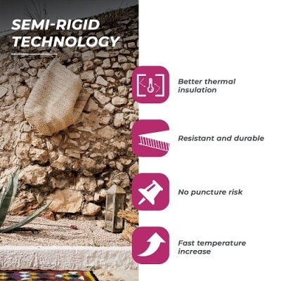 Saco semi-rígido pendurado numa parede de pedras com texto descritivo à direita.