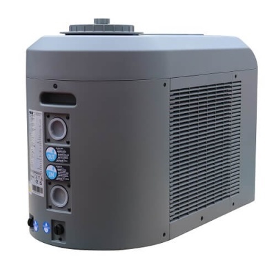 Equipamento cinza retangular com ventilação e conectores rotulados OUT e IN