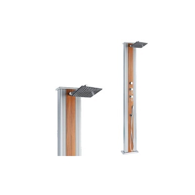 Coluna de duche metálica com detalhes em madeira clara e chuveiro quadrado superior