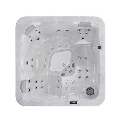 Banheira de hidromassagem branca quadrada com jatos de água e apoios de cabeça cinzentos
