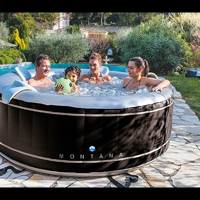 Piscina insuflável preta e cinzenta com quatro pessoas dentro ao ar livre