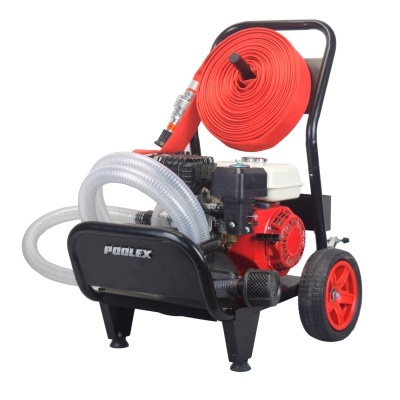 Máquina motorizada com rodas, mangueiras transparente e vermelha, marca POOLEX
