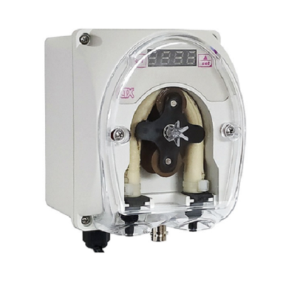 Bomba dosadora de líquido com visor digital e tampa transparente