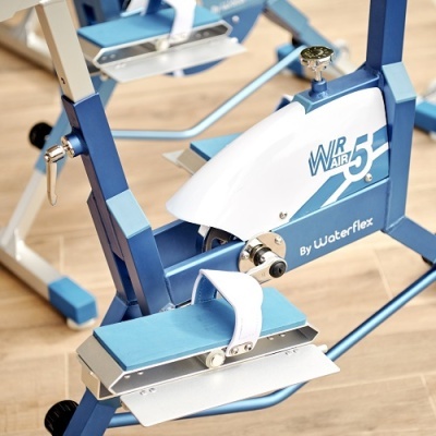 Equipamento fitness azul e branco com texto WR Air 5 By WaterFlex