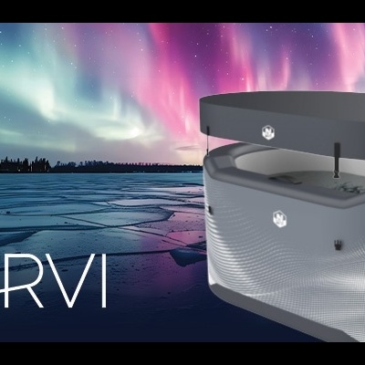 Banheira de hidromassagem cinza com tampa preta e aurora boreal ao fundo