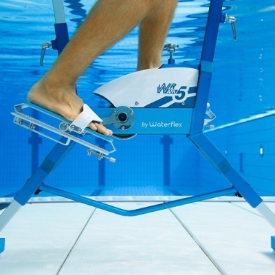Bicicleta estática subaquática azul e branca em piscina com pessoa a pedalar