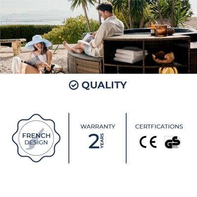 Móveis de rattan sintético castanho com almofadas claras em área externa com pessoas e paisagem costeira