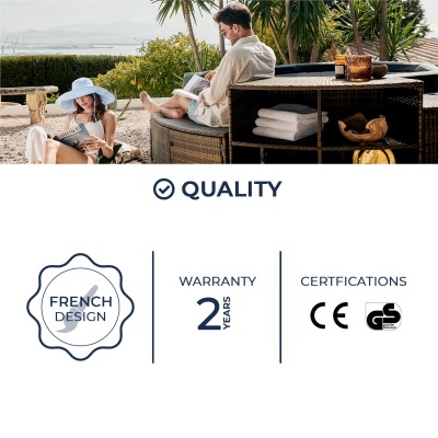 Conjunto de mobiliário exterior em rattan com almofadas bege e vista para o mar