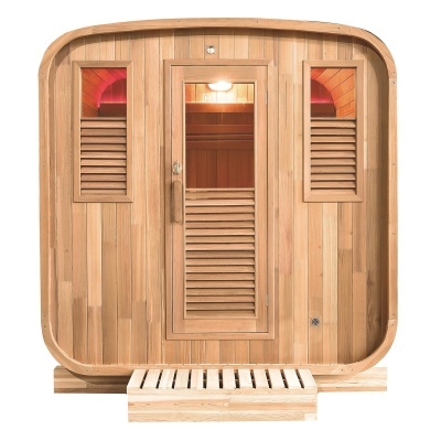 Cabine de sauna de madeira clara com porta e janelas com lâminas e degrau frontal