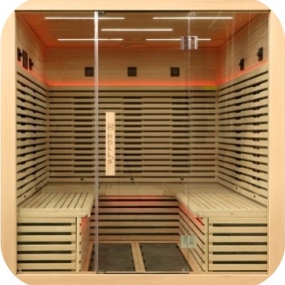 sauna interior de madeira clara com bancos em L e porta de vidro
