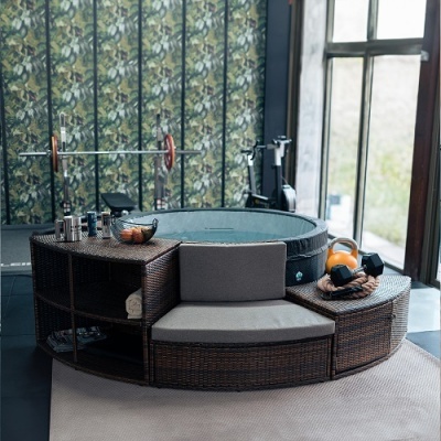 Conjunto de móveis de exterior em vime sintético castanho com almofadas cinza e banheira de hidromassagem