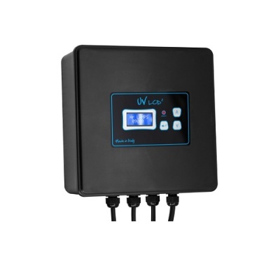 Controlador eletrônico preto com ecrã digital e botões, quatro cabos conectados em baixo