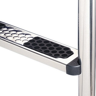 plataforma de escada metálica com antiderrapante preto e proteção em plástico