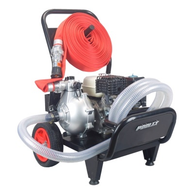 Bomba de água portátil com mangueira vermelha e estrutura preta sobre rodas