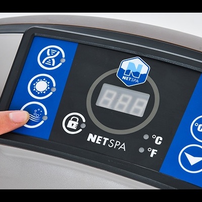 Painel de controlo digital de spa com botões azuis e indicador de temperatura NET SPA