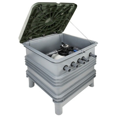 Equipamento de controlo de água cinzento com tampa verde aberta e múltiplas conexões laterais