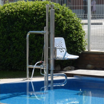 Elevador de piscina metálico com assento branco junto a piscina