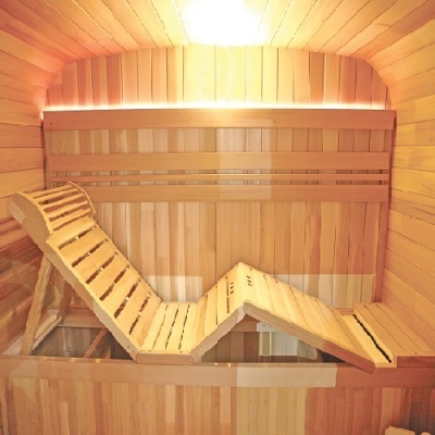 Interior de sauna com banco de madeira e iluminação