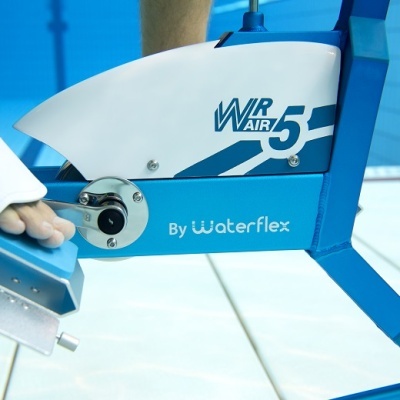 Equipamento azul e branco com textos WCIR AIR 5 e By waterflex ao lado de um pé descalço