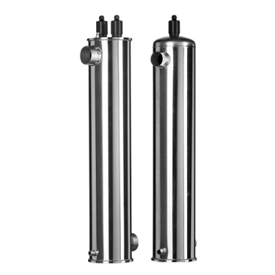Dois cilindros metálicos verticais cromados com válvulas pretas no topo