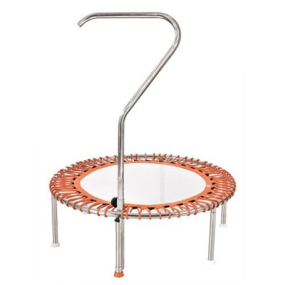 Mini trampolim redondo com aro laranja e barra de apoio metálica