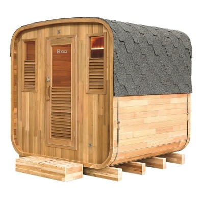 Sauna exterior em madeira com porta de vidro e telhado revestido com telha asfáltica cinzenta