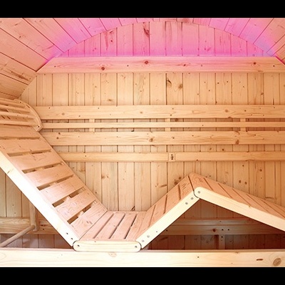 Espreguiçadeira em madeira clara com design articulado