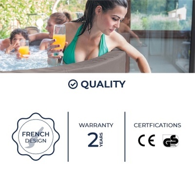 Pessoa numa piscina insuflável com copo de bebida e texto de garantia e certificações