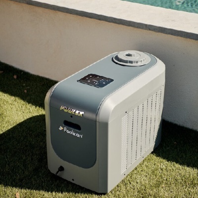 Aquecedor de piscina portátil cinzento da marca Poolcan junto a piscina