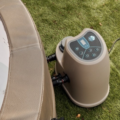 bomba de circulação de spa ou piscina junto a tapete verde sintético e estrutura