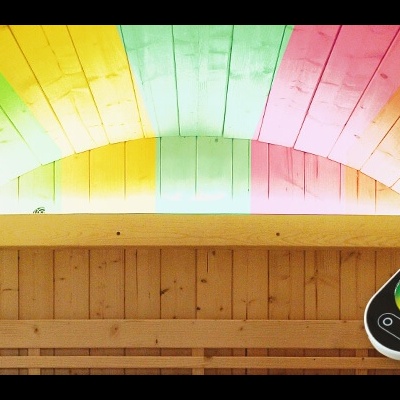 Interior de sauna em madeira com painel LED colorido e controlo remoto