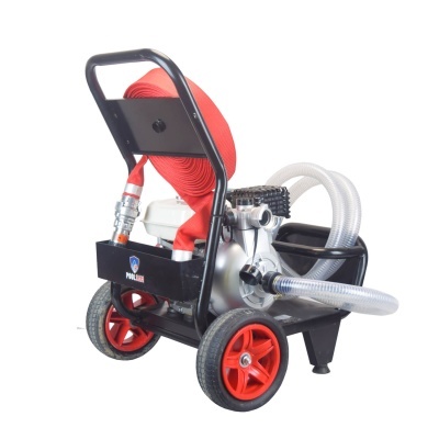 Carro de bombeiros móvel com mangueira vermelha e motor metálico