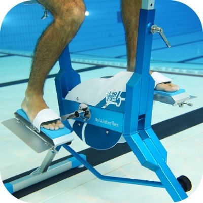 Bicicleta estática aquática azul e branca numa piscina, com texto WR 4 by Waterflex.